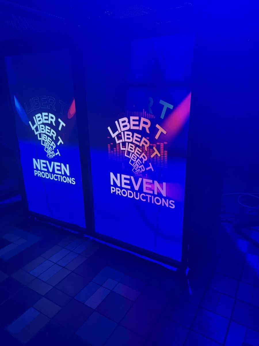 Verlicht DJ-booth met Neven Productions-logo