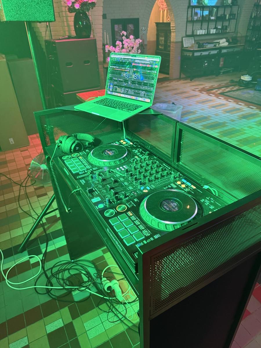 DJ-controller in het booth, groen verlicht
