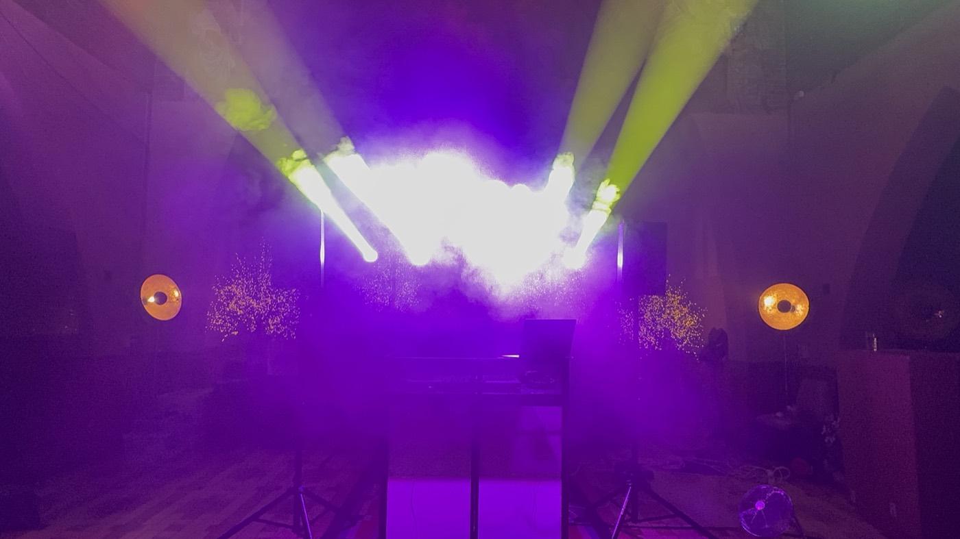 Moving heads en flitsers boven de DJ-booth