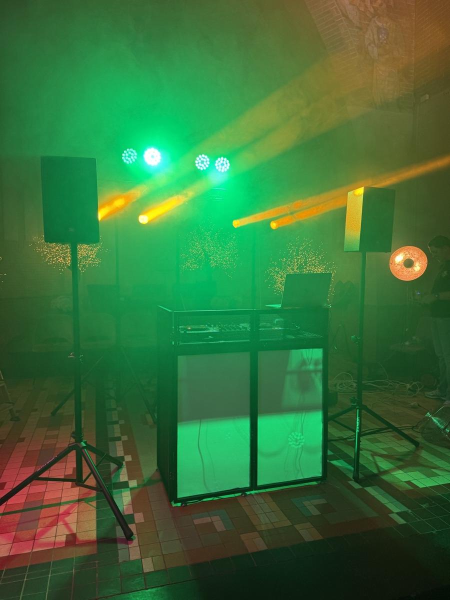 Groene bundels boven de DJ-booth