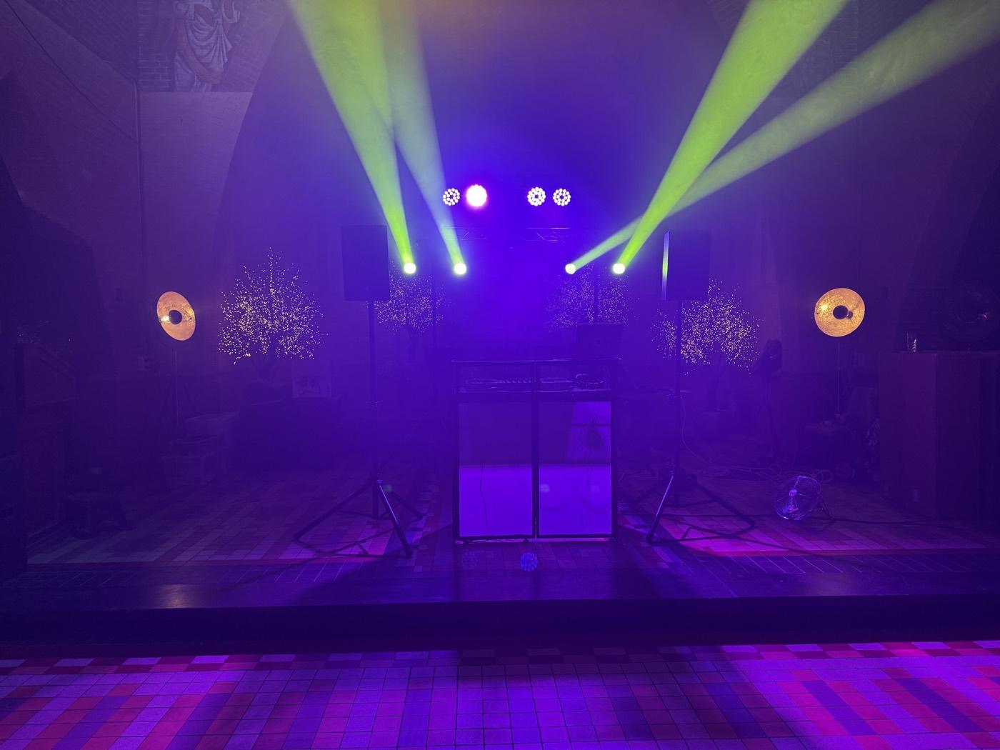Vier bundels door de rook, paars licht in de zaal