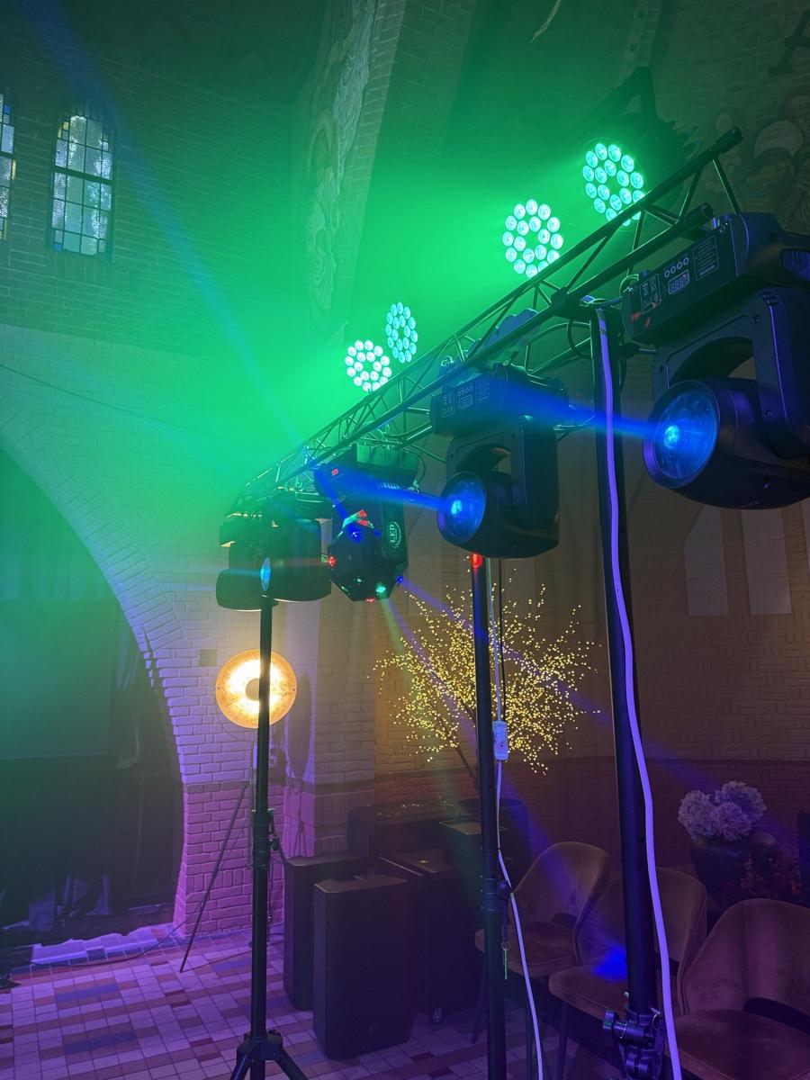 Truss met moving heads en LED-pars