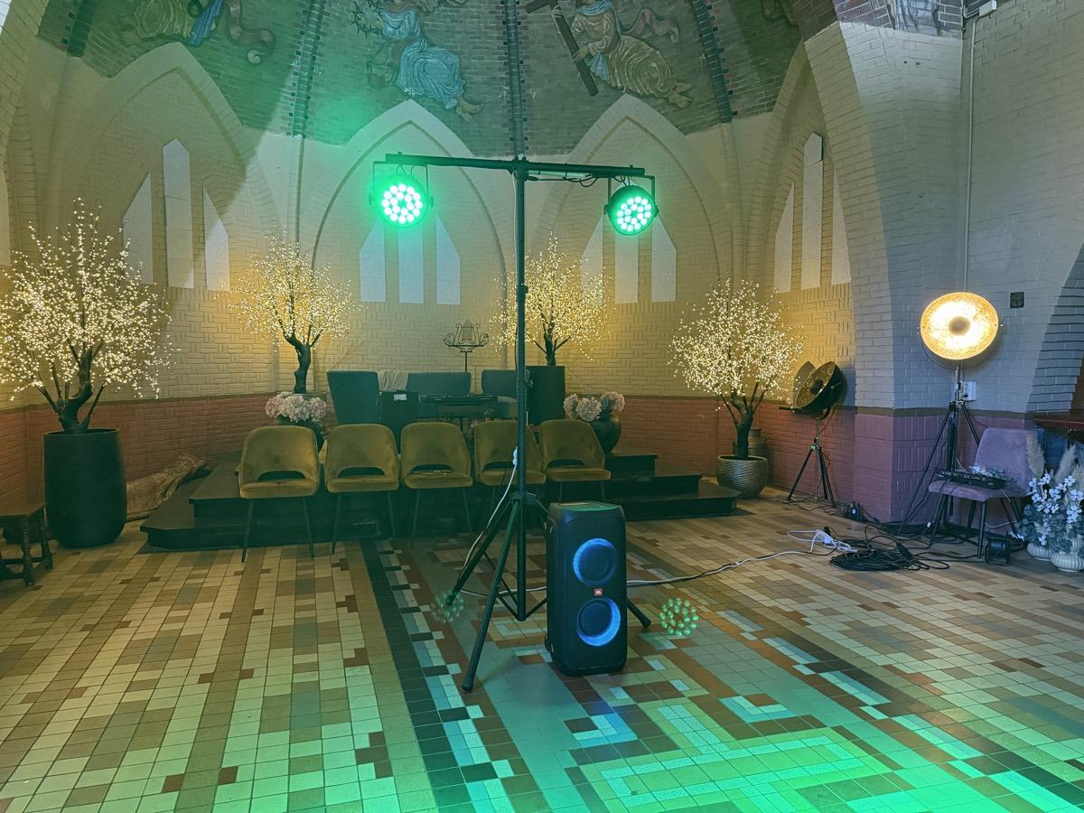 JBL PartyBox met twee LED-pars op een T-bar