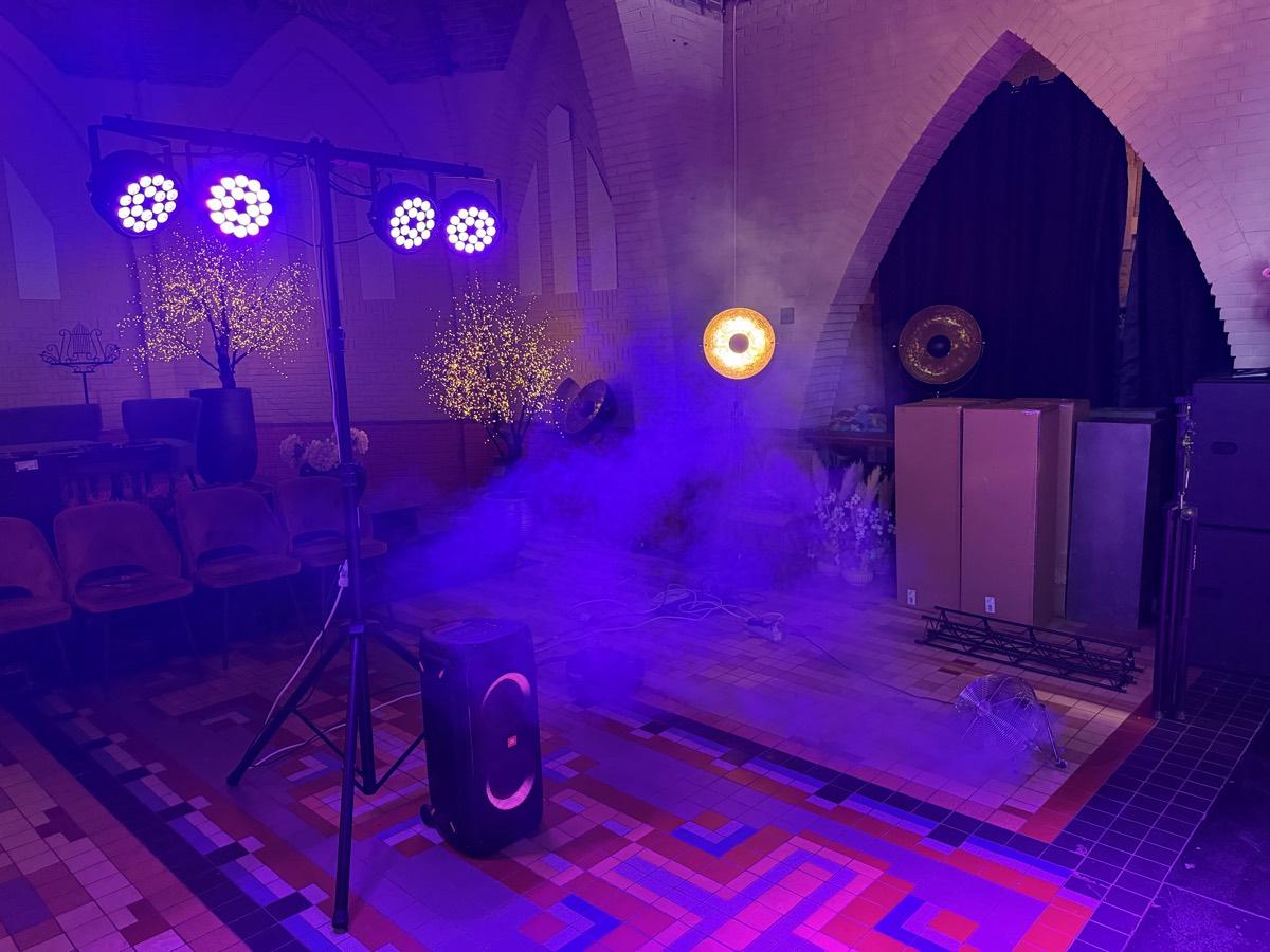 JBL PartyBox met vier LED-pars en rook